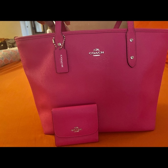 Coach tote and wallet set. Smoke free home. - Picture 4 of 9